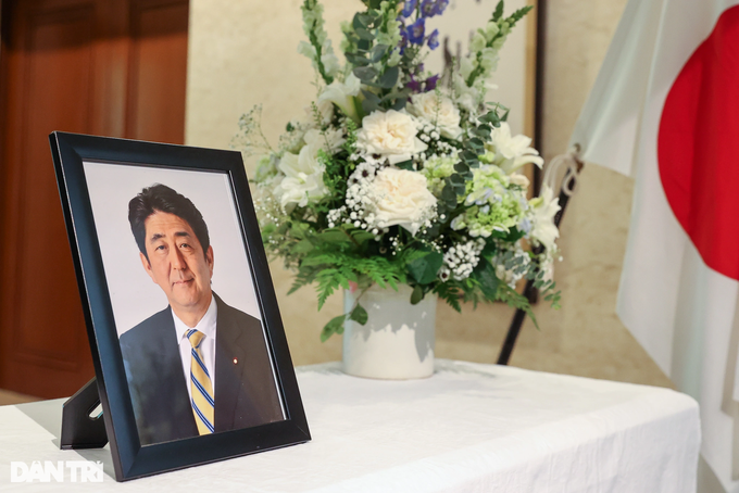 Lãnh đạo Việt Nam gửi vòng hoa, ghi sổ tang viếng cựu Thủ tướng Abe Shinzo