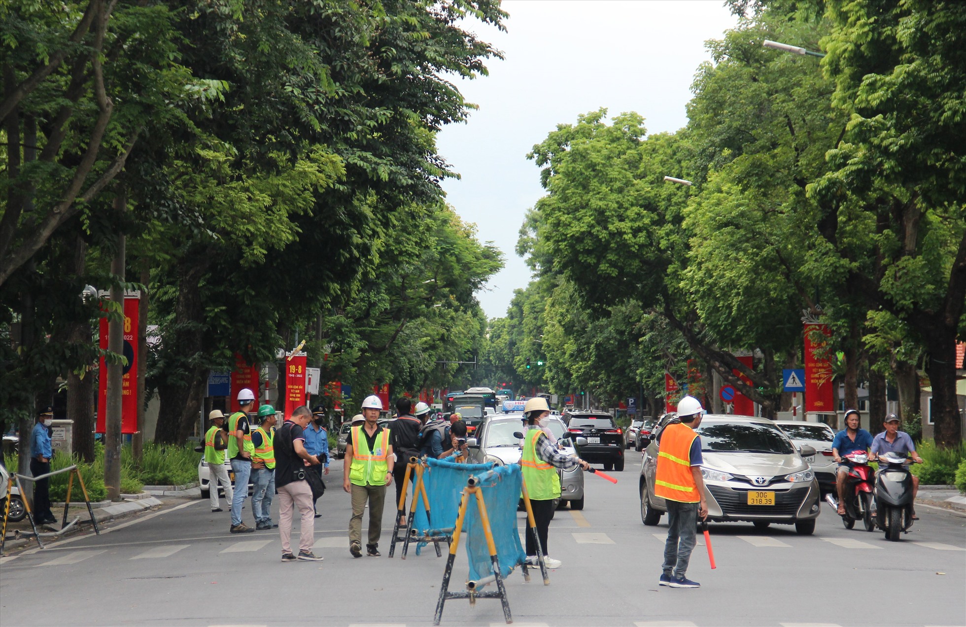 Ngày đầu Hà Nội rào chắn đường Trần Hưng Đạo phục vụ thi công ga ngầm S12
