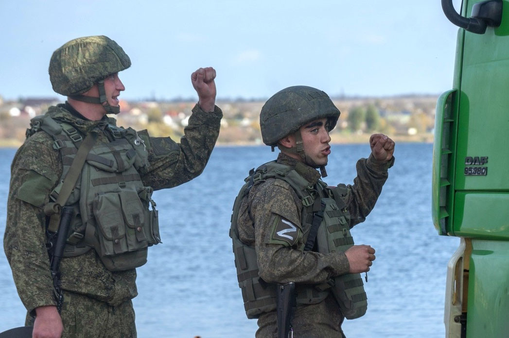 Nga nói hoàn tất rút quân khỏi thủ phủ Kherson, lính Ukraine tiến vào trung tâm