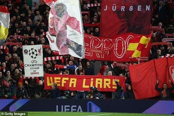 Cổ động viên Liverpool phản đối UEFA