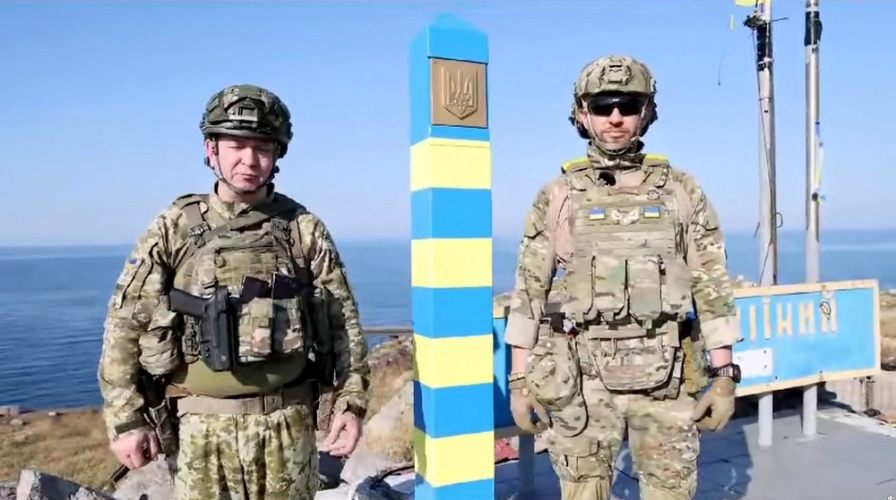 Ukraine cắm cột mốc biên giới ở Đảo Rắn