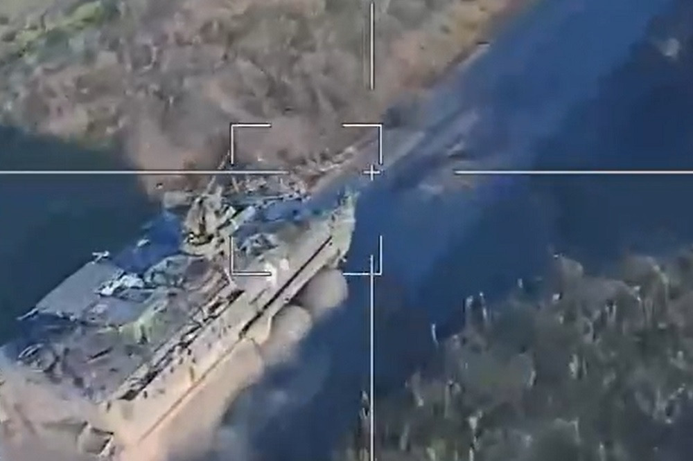 Video UAV cảm tử Nga ‘đuổi bắt’ xe thiết giáp Mỹ ở miền nam Ukraine
