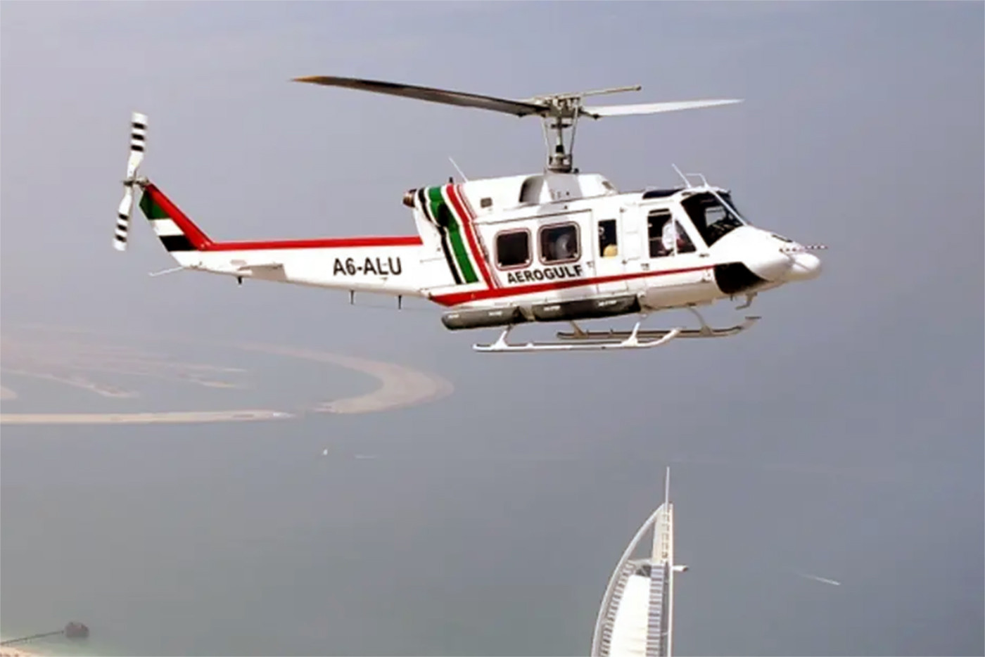 Rơi máy bay trực thăng ngoài khơi Dubai, toàn bộ tổ bay mất tích