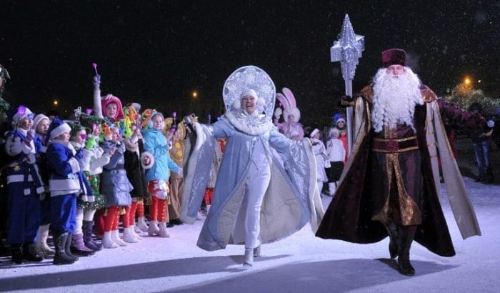 Ông già Noel thắp đèn trên cây năm mới tại quê hương Veliky Ustyug 