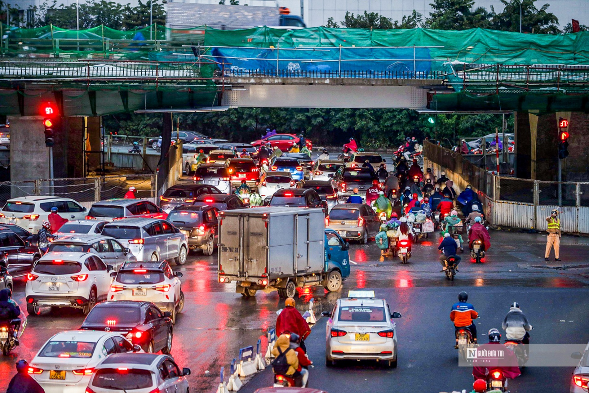 CSGT Hà Nội dầm mưa lạnh, phân luồng đảm bảo giao thông